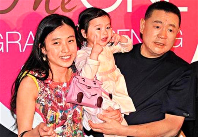 嫁豪门当“生育机器”，无名无分忍了15年，如今获547亿成就传奇