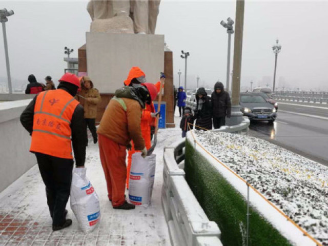 南京长江大桥回归后迎首场雪！养护人员带着新“武器”除冰保畅