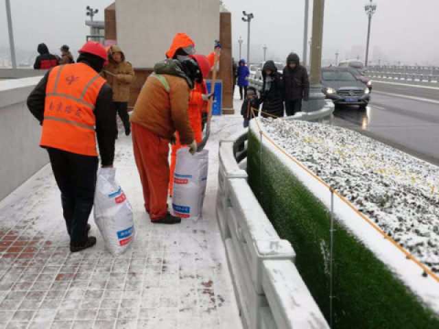 南京长江大桥回归后迎首场雪！养护人员带着新“武器”除冰保畅