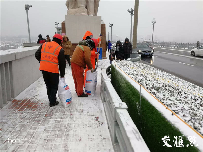 南京长江大桥回归后迎首场雪！养护人员带着新“武器”除冰保畅