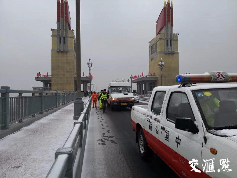 南京长江大桥回归后迎首场雪！养护人员带着新“武器”除冰保畅
