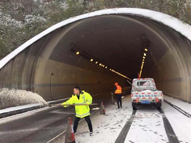 宜巴高速连降中雪,养护部门奋战保元旦畅通