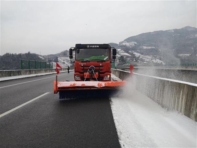 宜巴高速连降中雪,养护部门奋战保元旦畅通