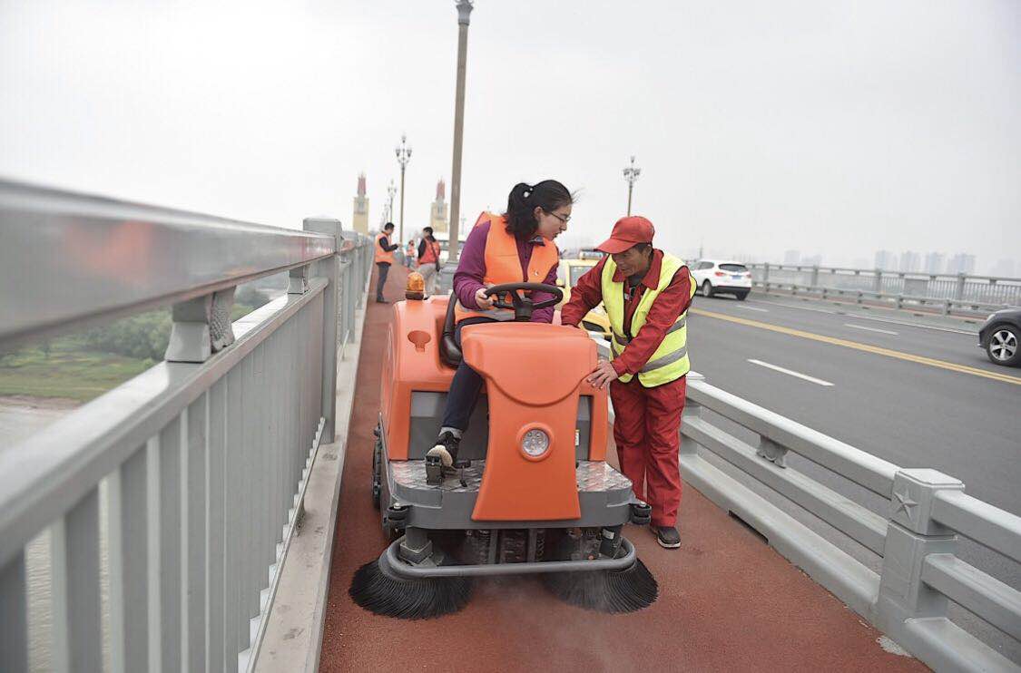 爱护长江大桥,让养护工休息半天