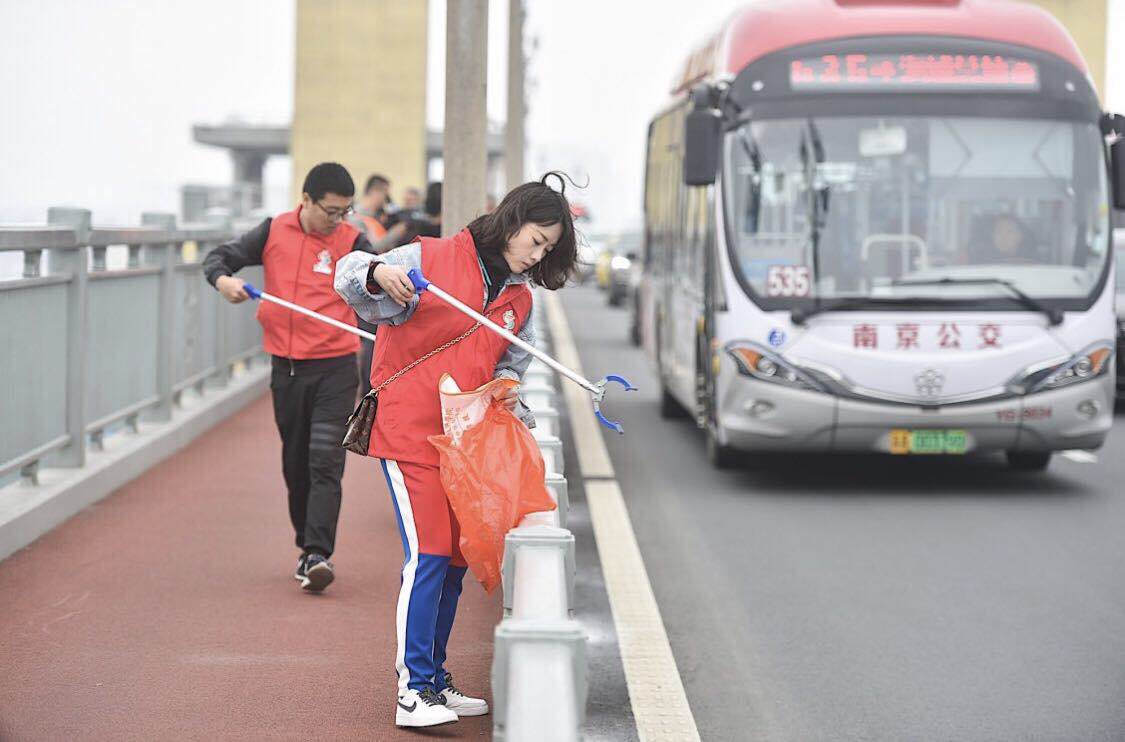 爱护长江大桥,让养护工休息半天