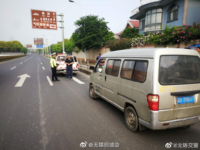 小客车超载87.5%，挤成沙丁鱼罐头