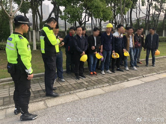 小客车超载87.5%，挤成沙丁鱼罐头