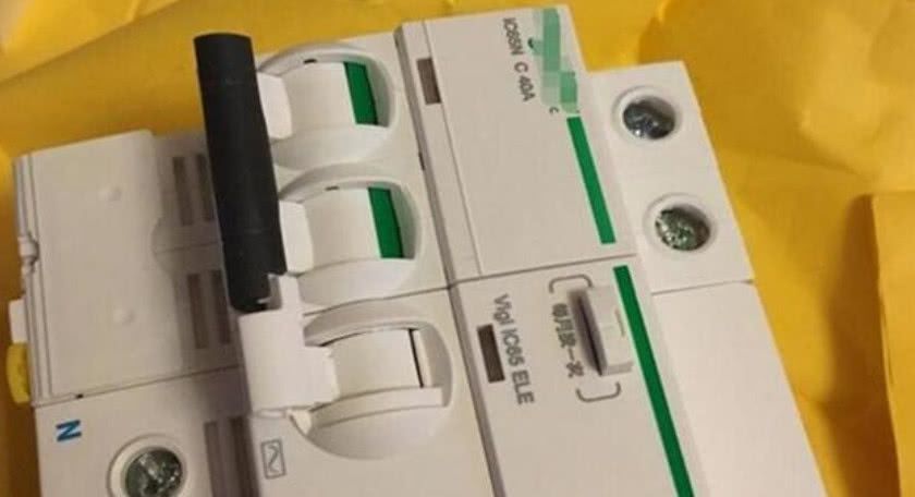 电工说更换空开要加500块，而业主对此直说：那就算了吧