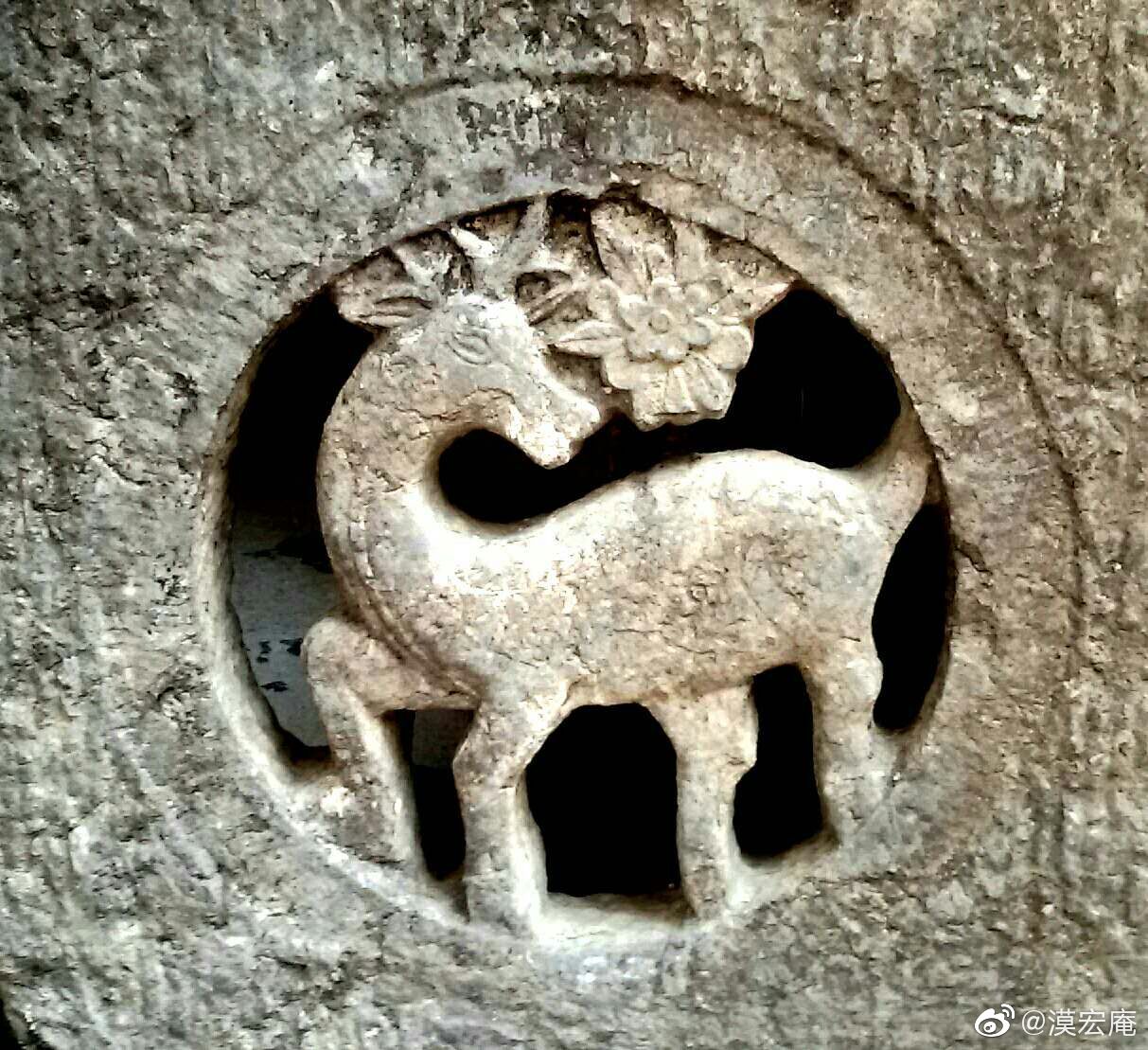 古代石雕“夏春香”牡丹花图