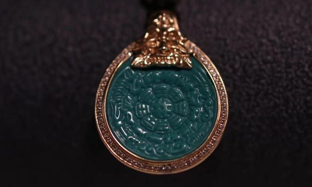 用高瓷玉化绿松石雕刻九宫八卦牌，镶嵌加配饰编绳后更显神秘之感