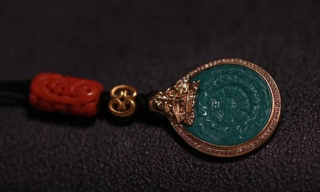 用高瓷玉化绿松石雕刻九宫八卦牌，镶嵌加配饰编绳后更显神秘之感