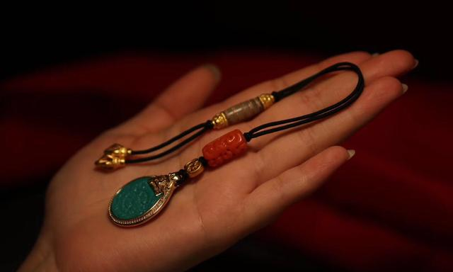 用高瓷玉化绿松石雕刻九宫八卦牌，镶嵌加配饰编绳后更显神秘之感