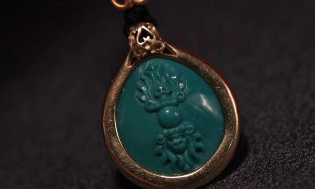 用高瓷玉化绿松石雕刻九宫八卦牌，镶嵌加配饰编绳后更显神秘之感