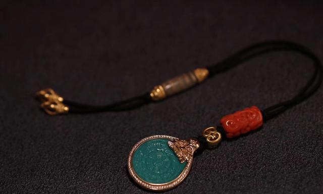 用高瓷玉化绿松石雕刻九宫八卦牌，镶嵌加配饰编绳后更显神秘之感