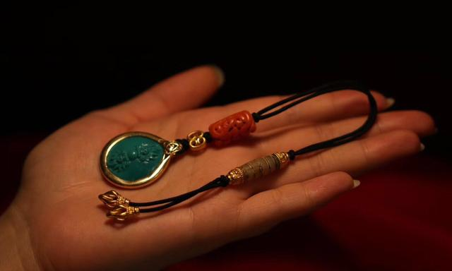 用高瓷玉化绿松石雕刻九宫八卦牌，镶嵌加配饰编绳后更显神秘之感