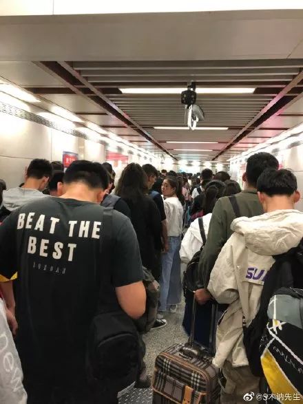 此刻！返程高峰！西安地铁开启客流控制！还有这些路段缓行！拥堵！