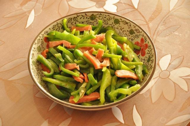 精选美食推荐:灯笼椒炒香肠,剁椒鱼排,羊肉炖大白菜的做法