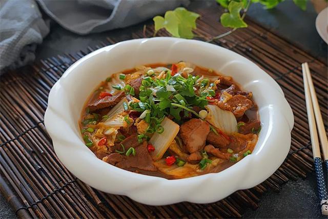 精选美食推荐:灯笼椒炒香肠,剁椒鱼排,羊肉炖大白菜的做法