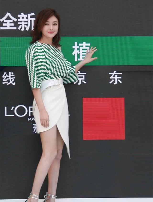 秦岚再晒红裙原图照，力证脸未浮粉，看来是拍摄灯光的问题？
