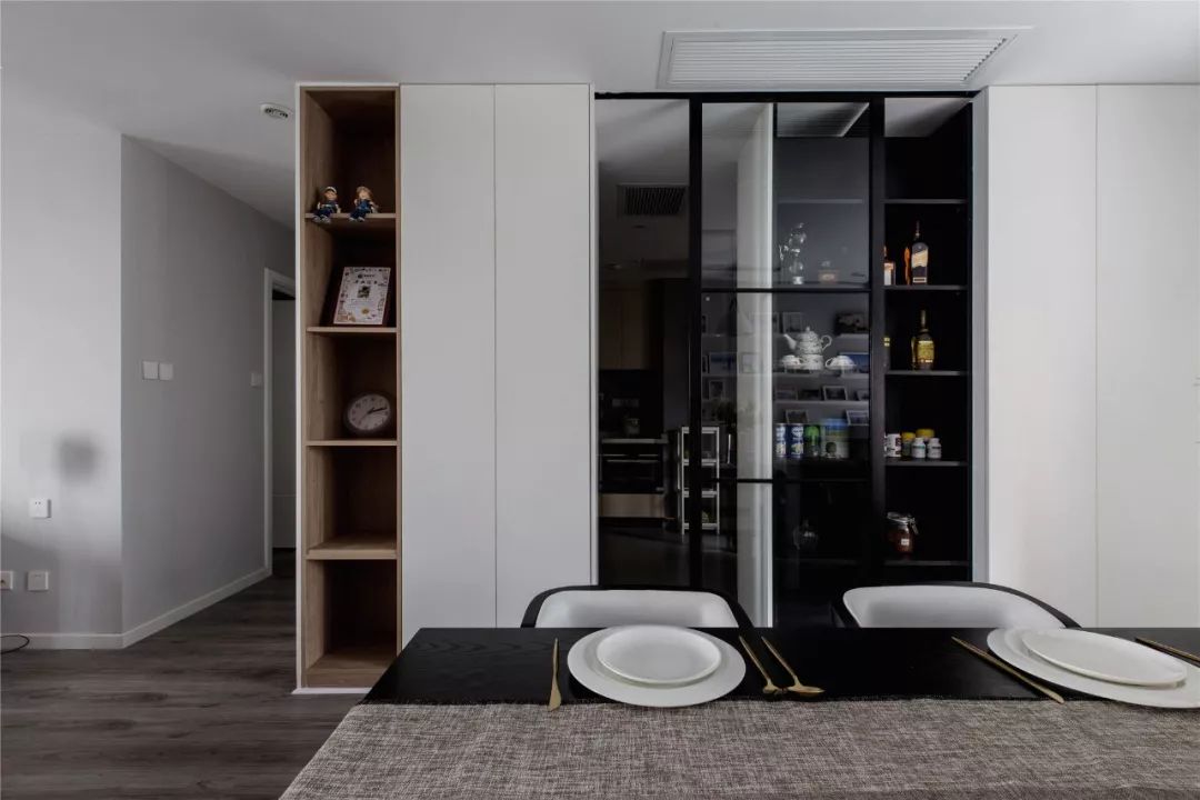 120㎡现代简约，搁板+照片做背景墙，这餐厅真温馨