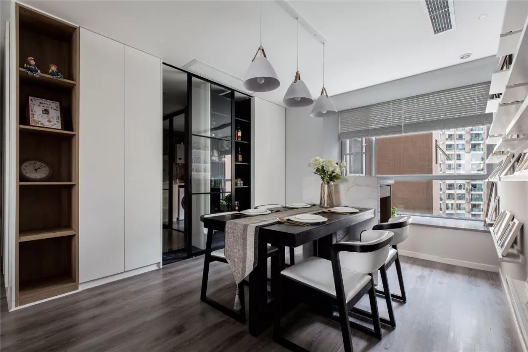 120㎡现代简约，搁板+照片做背景墙，这餐厅真温馨