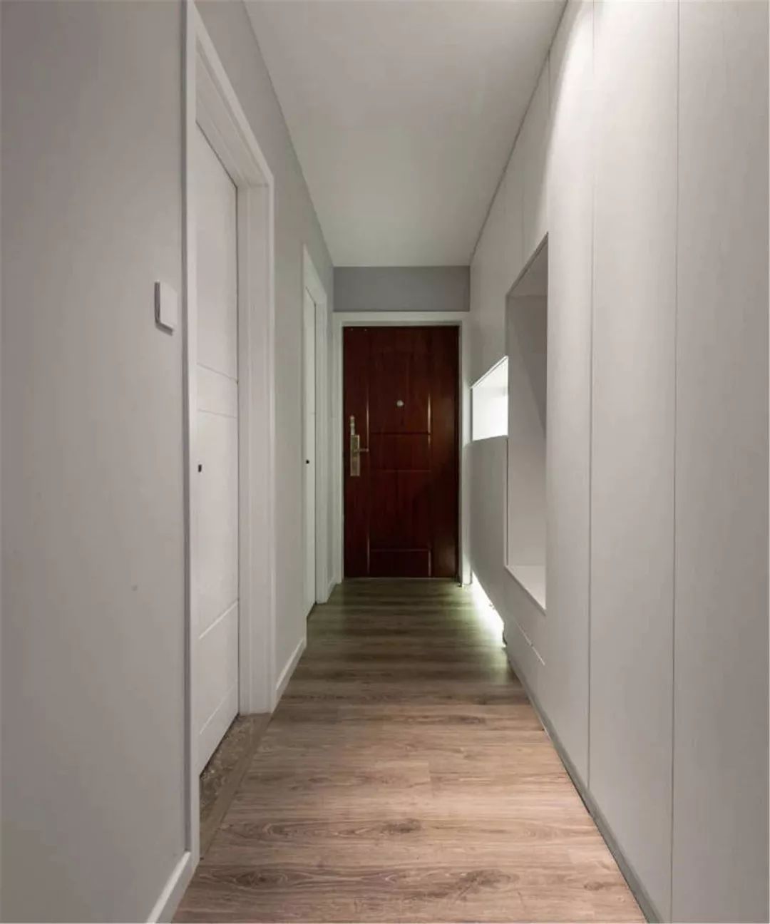 120㎡现代简约，搁板+照片做背景墙，这餐厅真温馨