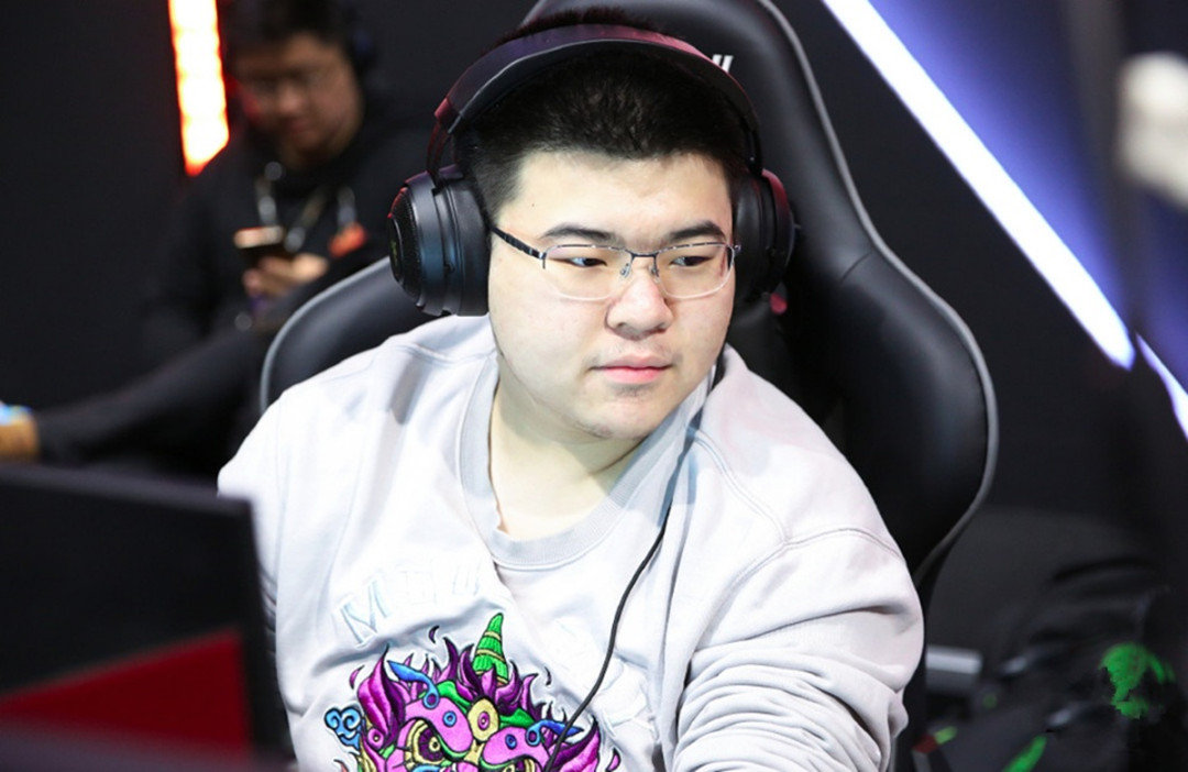 绝地求生PCL：男女解说撞脸韦神蜜蜂仔，4AM被虎牙轻视了？