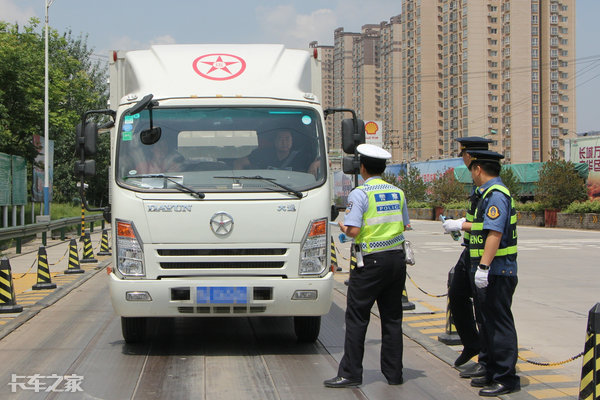 蓝牌轻卡双证终于取消了!缘于放管服要求减负 为了降低物流成本