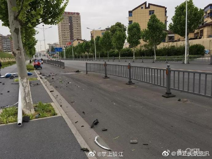 镇江焦山路13节护栏加1个路灯，