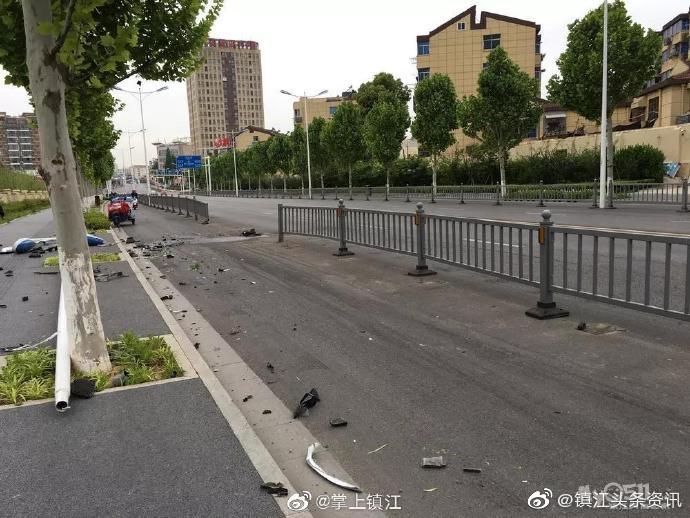 镇江焦山路13节护栏加1个路灯，
