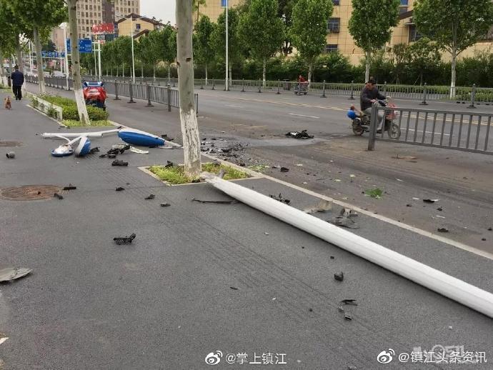 镇江焦山路13节护栏加1个路灯，