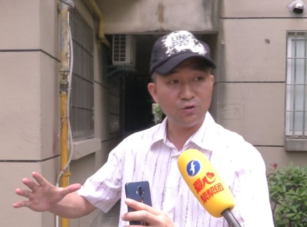 外墙水泥层脱落存在安全隐患，记者介入后安装防护棚！