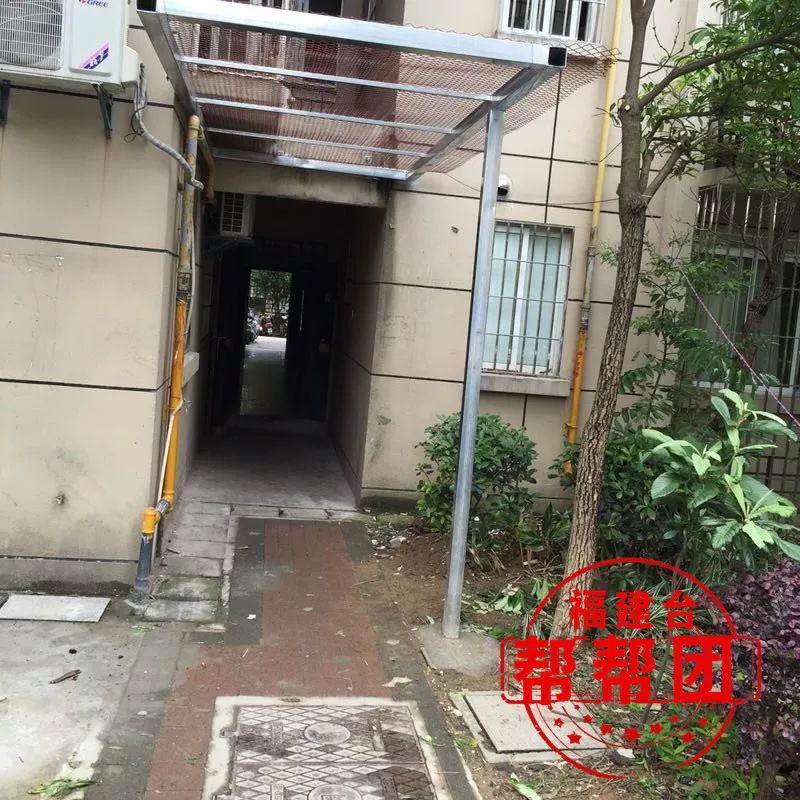外墙水泥层脱落存在安全隐患，记者介入后安装防护棚！