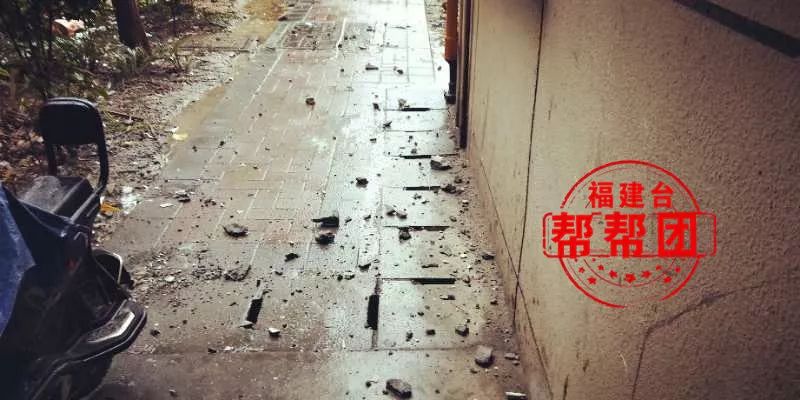 外墙水泥层脱落存在安全隐患，记者介入后安装防护棚！