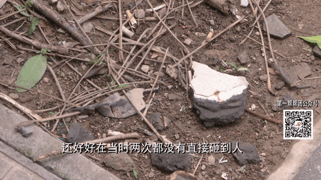 外墙水泥层脱落存在安全隐患，记者介入后安装防护棚！