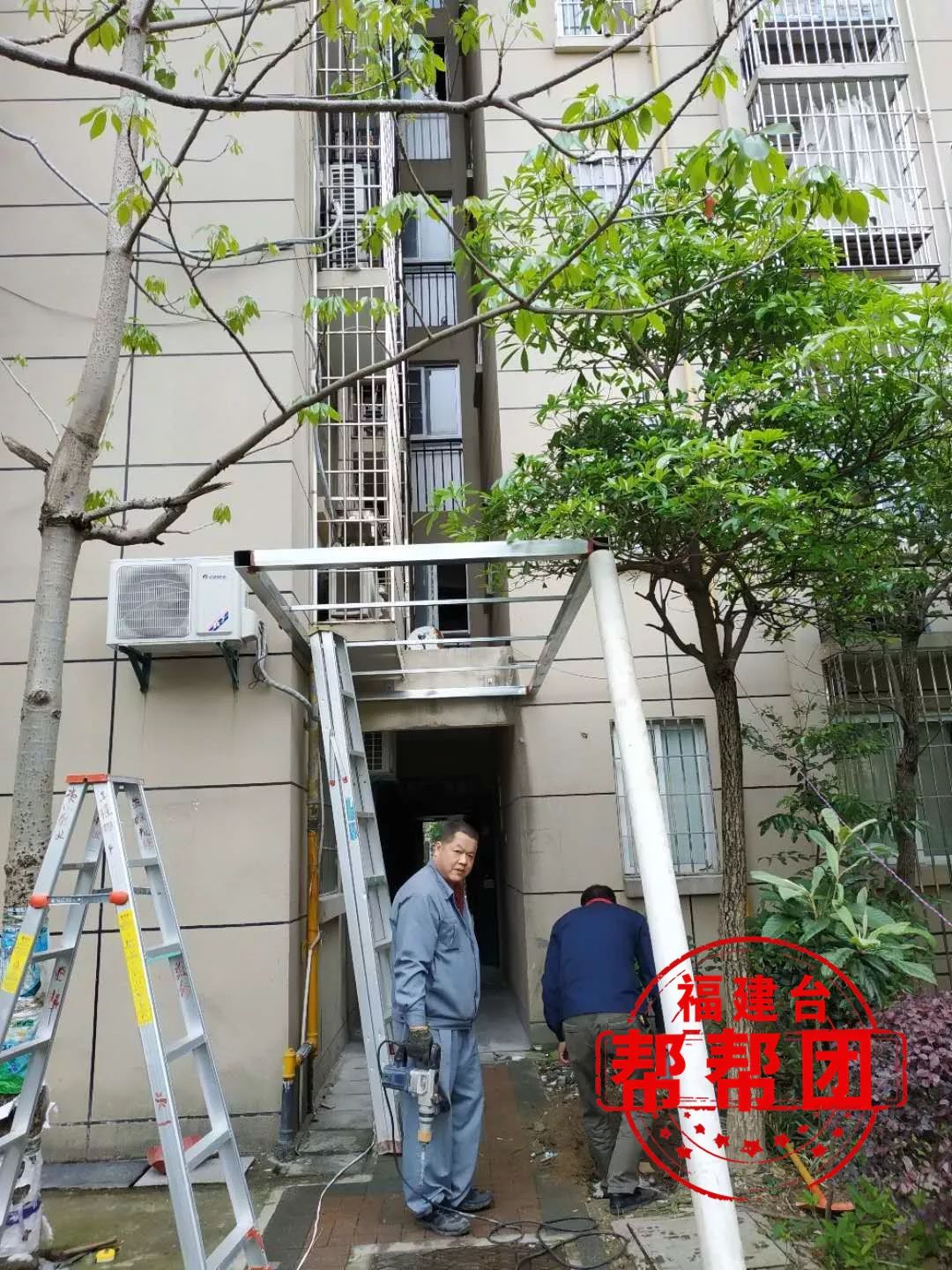 外墙水泥层脱落存在安全隐患，记者介入后安装防护棚！