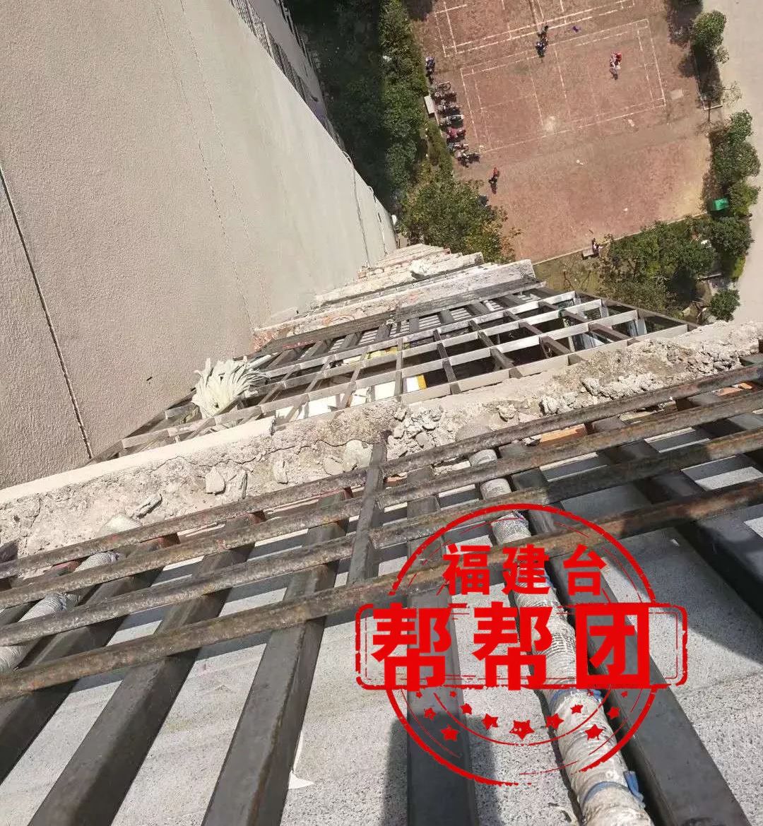 外墙水泥层脱落存在安全隐患，记者介入后安装防护棚！