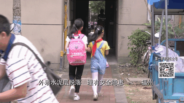 外墙水泥层脱落存在安全隐患，记者介入后安装防护棚！