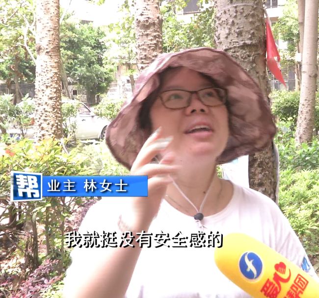 外墙水泥层脱落存在安全隐患，记者介入后安装防护棚！