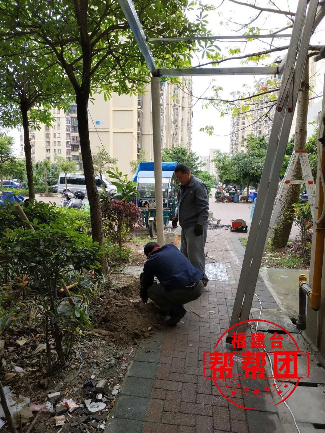 外墙水泥层脱落存在安全隐患，记者介入后安装防护棚！