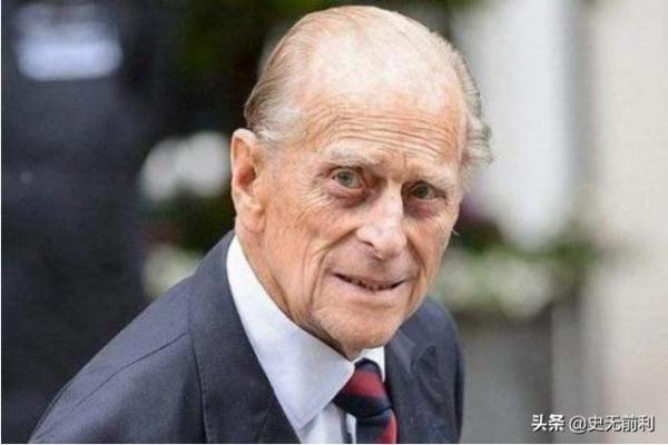 英国女王偷偷脱下鞋子，站在冰冷的地板上，却获得了许多人的尊重