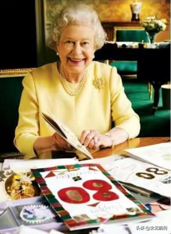 英国女王偷偷脱下鞋子，站在冰冷的地板上，却获得了许多人的尊重