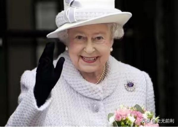 英国女王偷偷脱下鞋子，站在冰冷的地板上，却获得了许多人的尊重