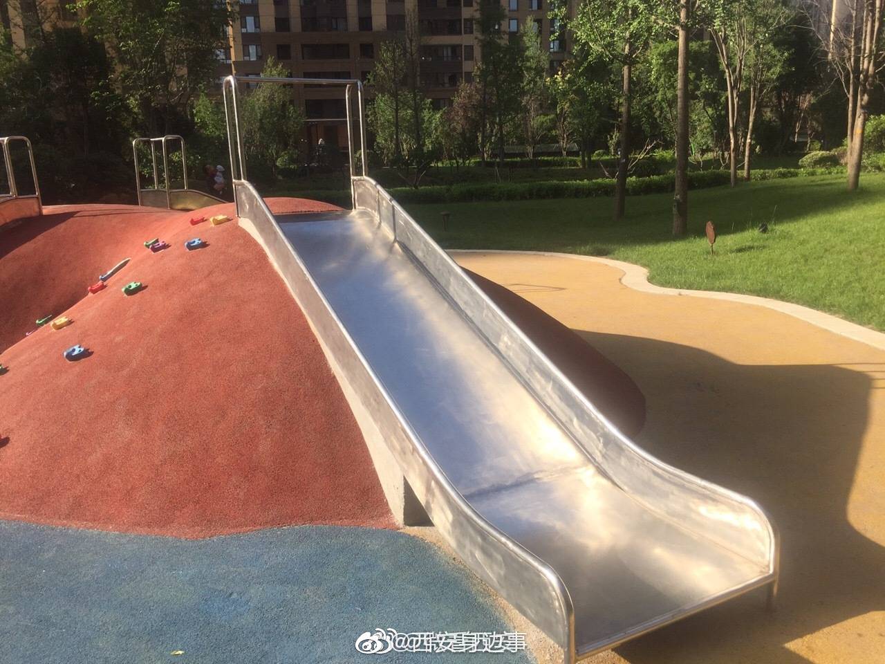 室外儿童游乐设施选材不当造成儿童受伤 物业：正在向领导反映