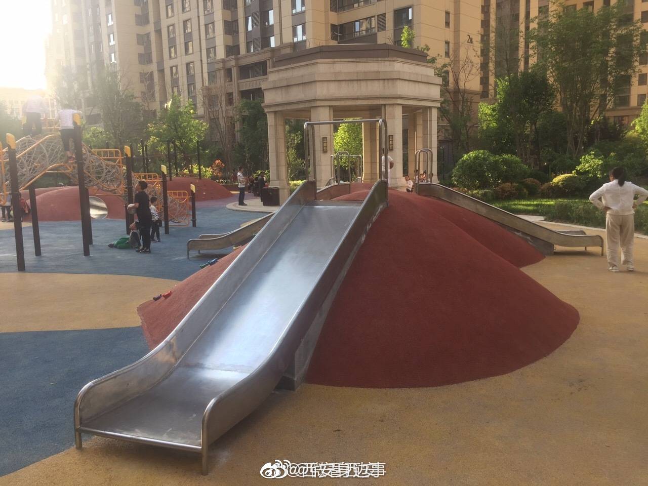 室外儿童游乐设施选材不当造成儿童受伤 物业：正在向领导反映