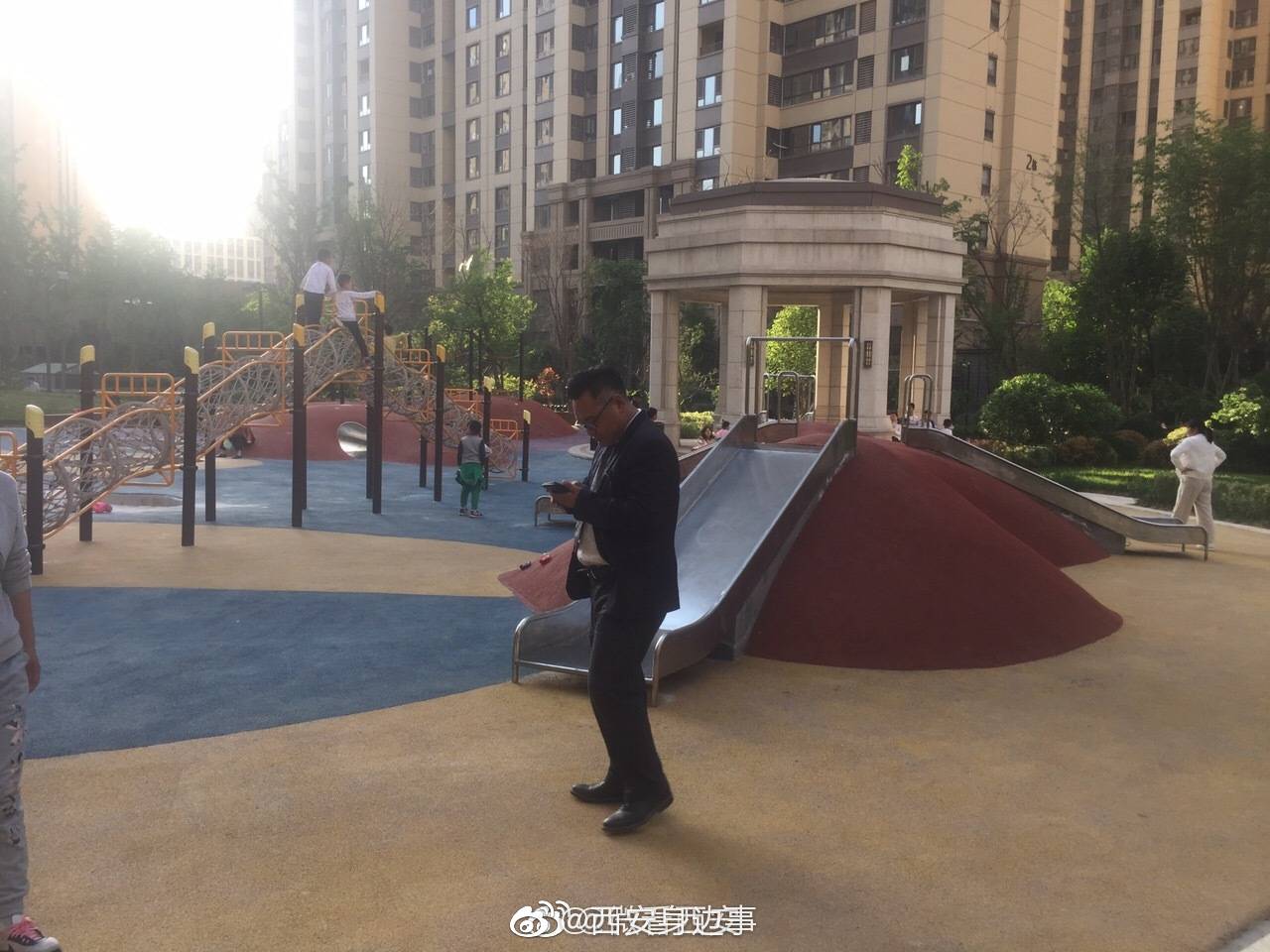 室外儿童游乐设施选材不当造成儿童受伤 物业：正在向领导反映