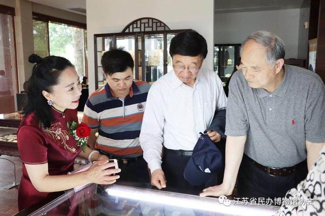 翰墨礼赞新中国 玉雕逐梦新时代—— 冯敏刚书画作品选暨中国玉石雕刻大师 玉雕作品联展在玄武湖白苑拉开帷幕