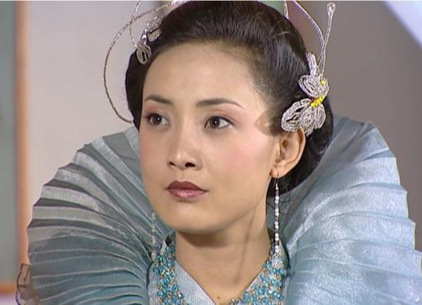 发饰似一根根天线的古装女子，牛莉清新、李若彤干练、傅艺伟贵气