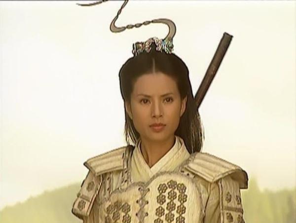 发饰似一根根天线的古装女子，牛莉清新、李若彤干练、傅艺伟贵气