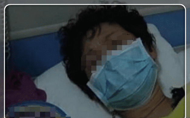 女子出门遛狗，不受控制发疯袭击人群，保安出手将女子打残